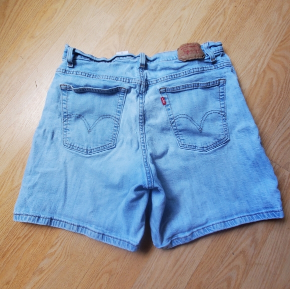 Levi's Woman's Denim Jean Shorts Size 14 - Picture 2 of 6